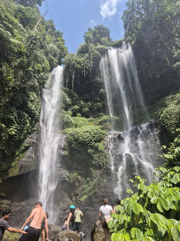 Viaggiatori vicino a una cascata