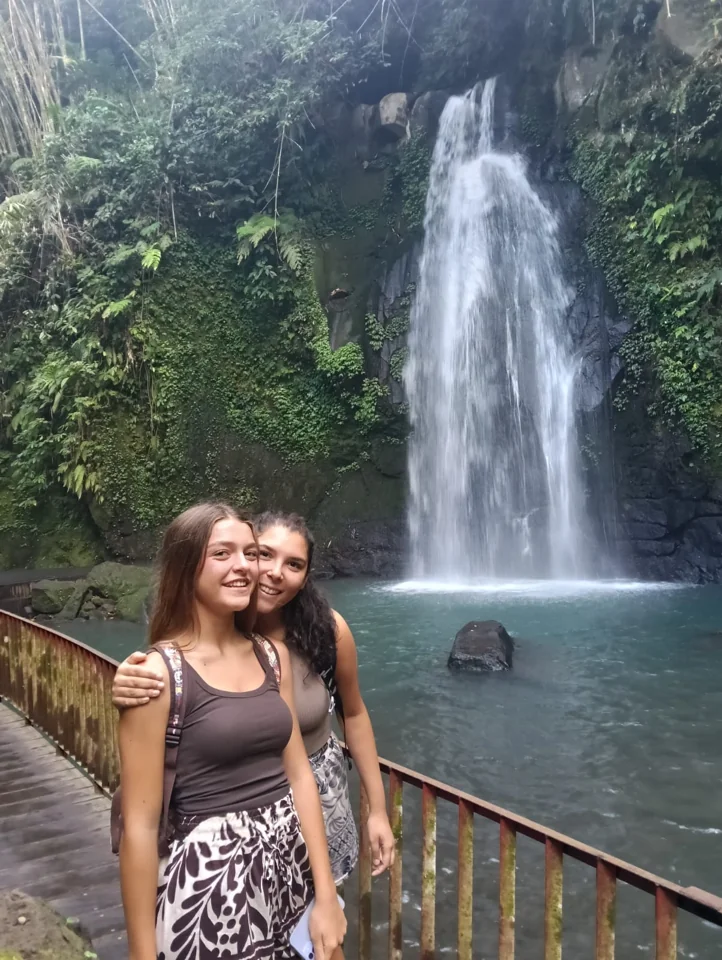 Una viaggiatrice accanto a una cascata